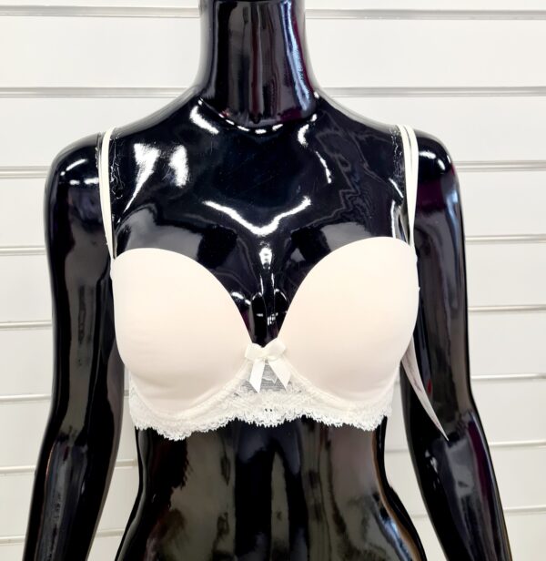 Simone Perele "110302" rinnahoidja